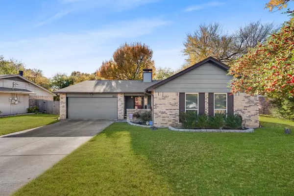 3925 Raywood Drive,  Grand Prairie,  TX 75052