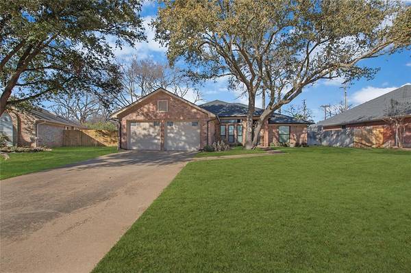 805 Crestview Drive, Bedford, TX 76021