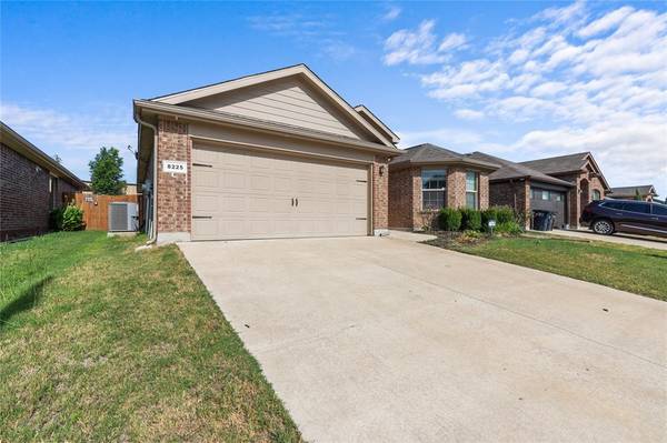 8225 Spotted Doe Drive, Fort Worth, TX 76179