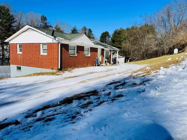 1472 Freemont Road, Hillsville, VA 24343