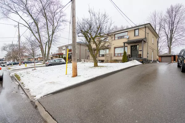 47 Foxrun AVE, Toronto W05, ON M3L 1L9