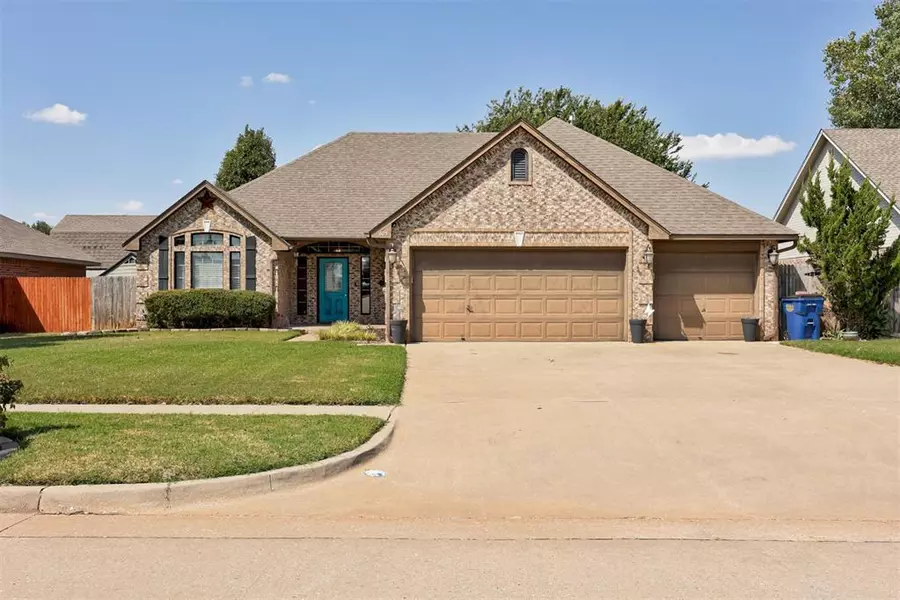 605 N Chisholm Trail Way, Mustang, OK 73064