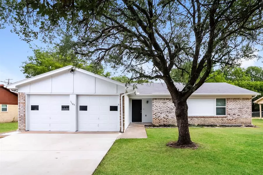 1105 Trammell Drive, Benbrook, TX 76126