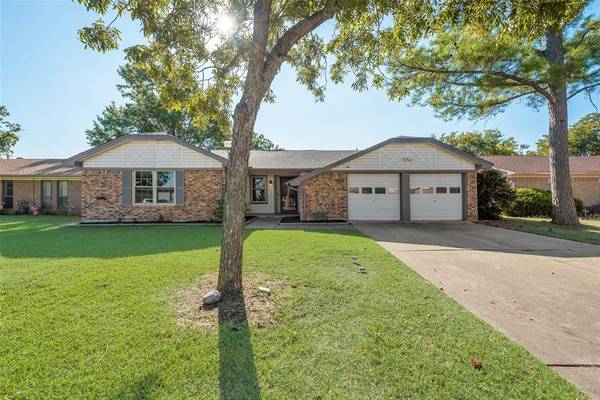 813 Ash Street,  Burleson,  TX 76028