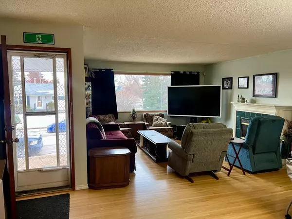 Calgary, AB T3E0L4,3808 25 AVE SW