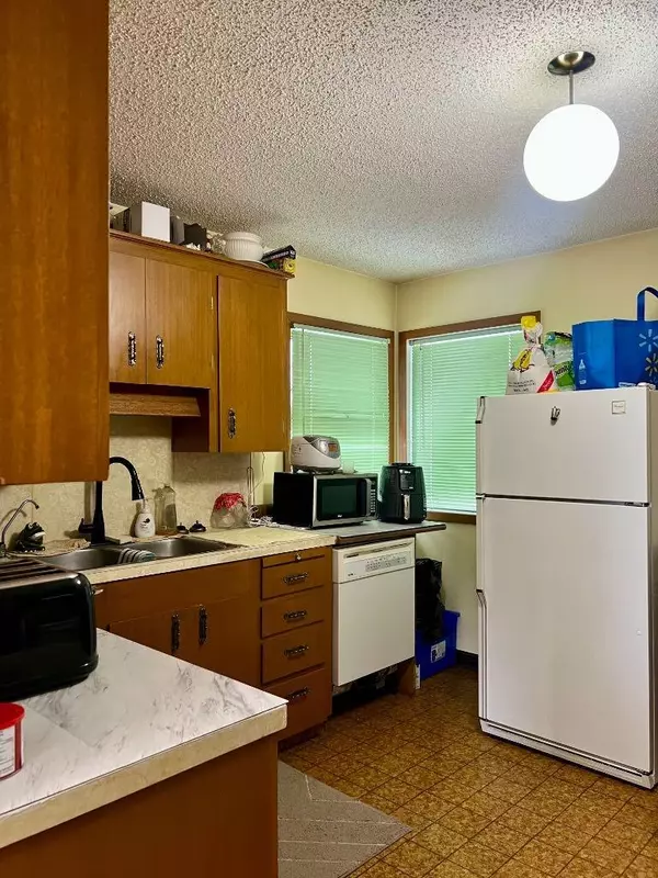 Calgary, AB T3E0L4,3808 25 AVE SW