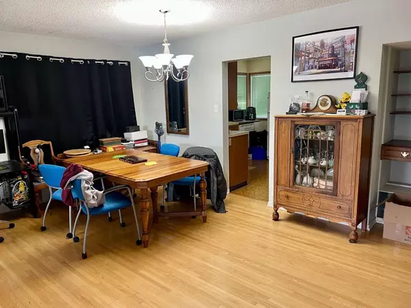 Calgary, AB T3E0L4,3808 25 AVE SW