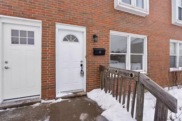 Fort Erie, ON L2A 1Z6,254 BERTIE ST #3