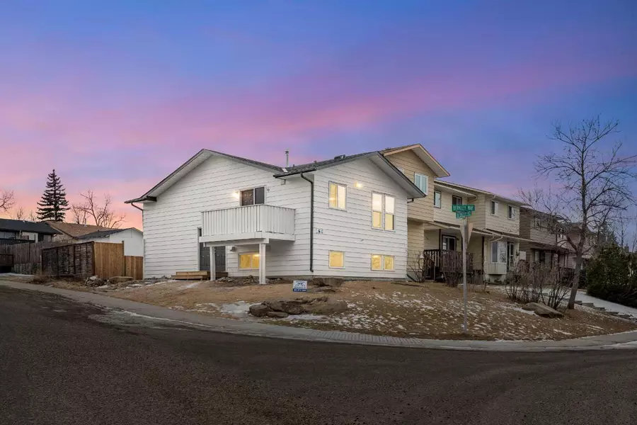 160 Berkley WAY Northwest, Calgary, AB T3K 1B6