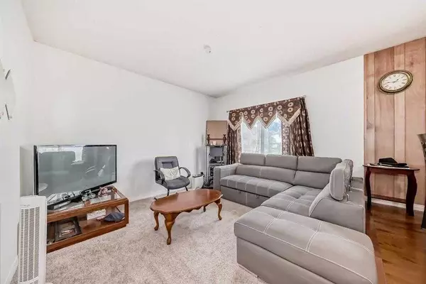 Calgary, AB T1Y2B1,423 Whitehorn PL NE