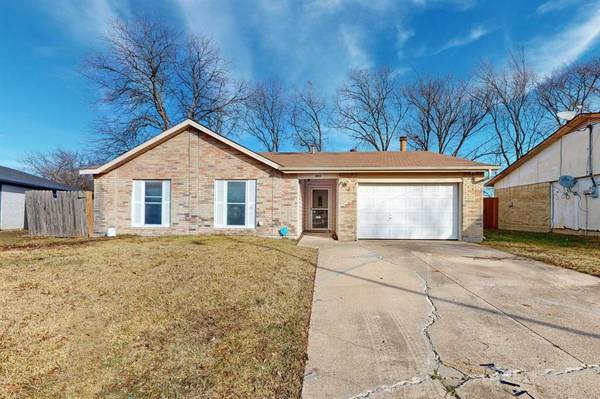 823 Sandalwood Lane,  Arlington,  TX 76017