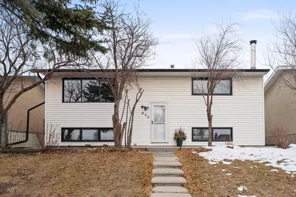 895 Pinecliff DR Northeast, Calgary, AB T1Y 3Y3