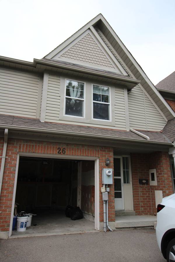 26 Ochalski RD, Aurora, ON L4G 7H9