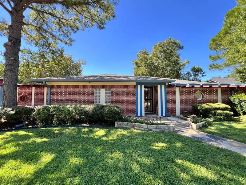 2525 Lakeview Drive, Bedford, TX 76021