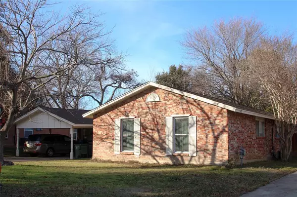 2105 Barton Drive, Arlington, TX 76010