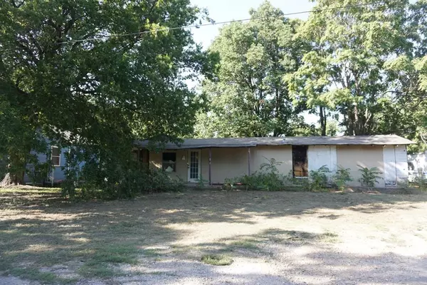 304 W Kentucky Street, Chico, TX 76431