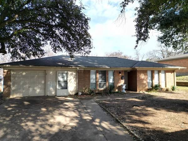 324 Sheffield Drive, Fort Worth, TX 76134