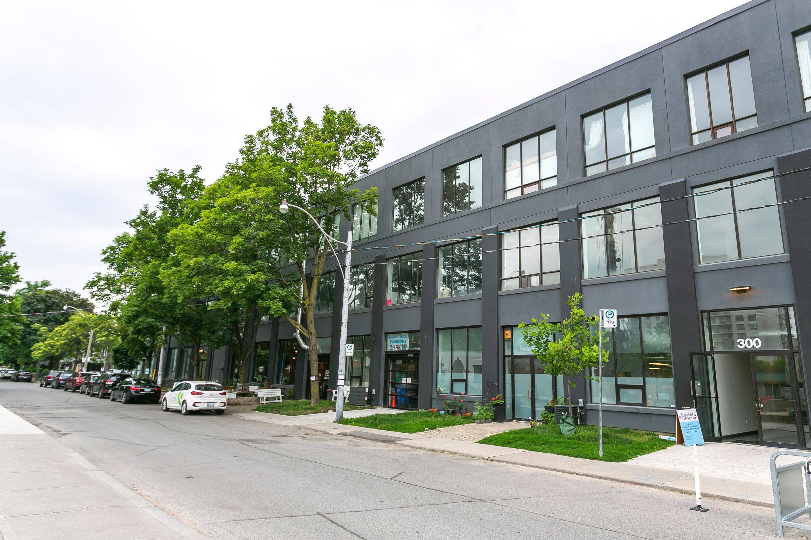Toronto W02, ON M6P 3S2,1485 Dupont ST #201