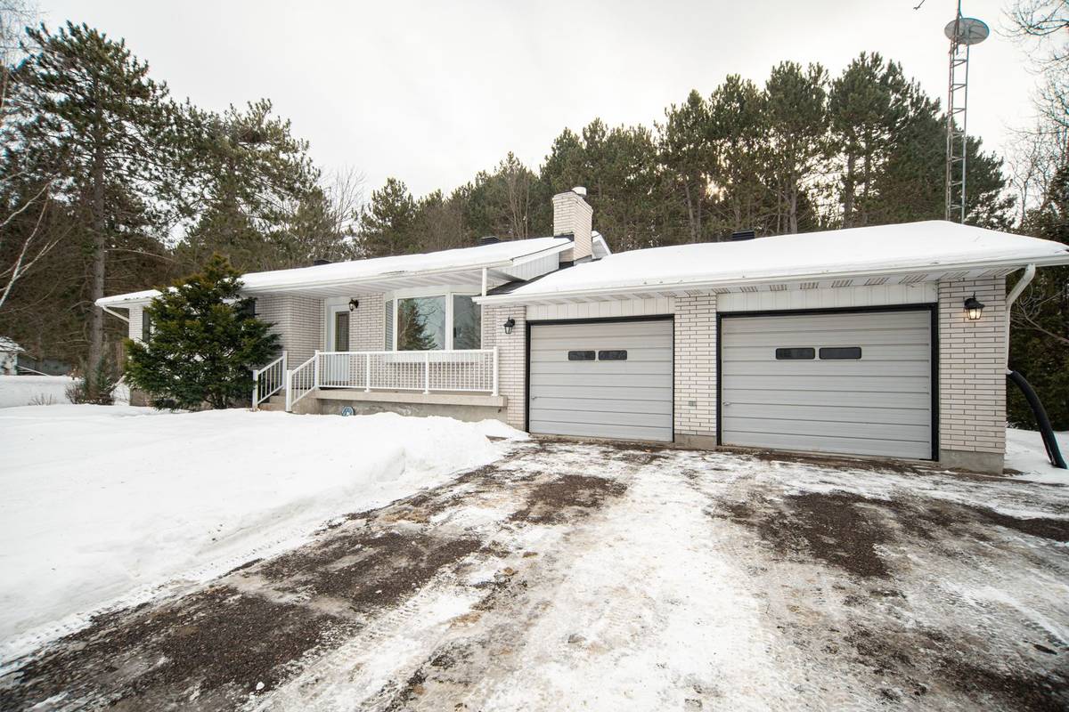 Renfrew, ON K8A 6W3,3859 Beachburg RD