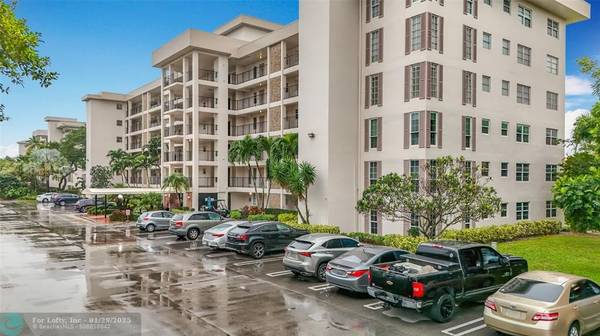 Pompano Beach, FL 33069,3000 N Palm Aire Dr  #401