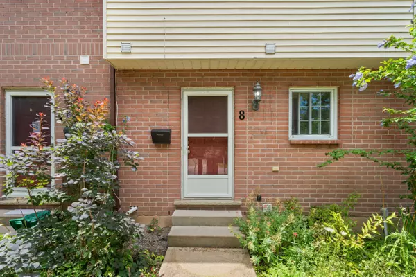 102 SILVAN DR #8, Welland, ON L3C 6C3