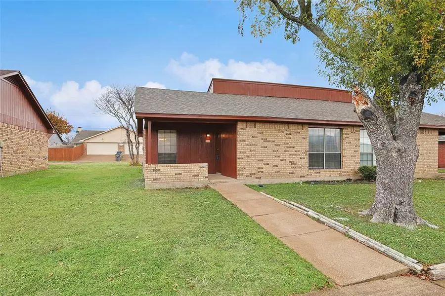 1711 Creekview Drive, Glenn Heights, TX 75154