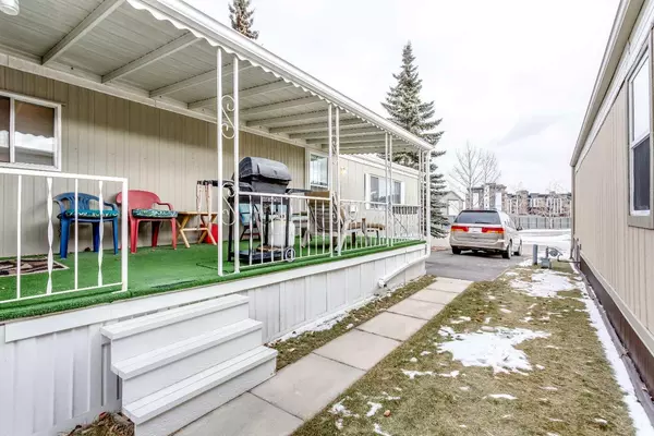 Calgary, AB T3G 4E4,99 Arbour Lake RD NW #194