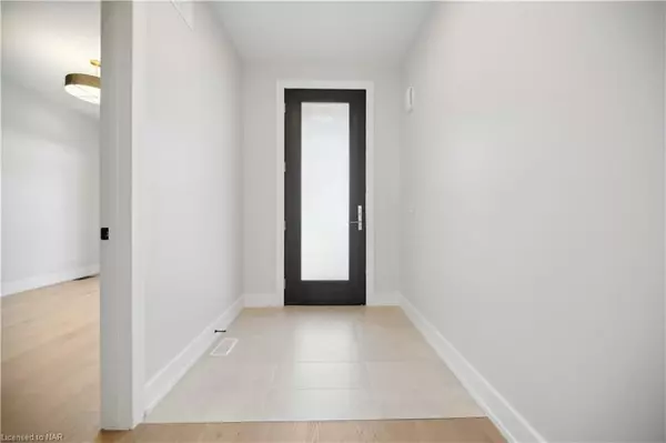 Niagara, ON L2V 5B9,300 RICHMOND ST #2