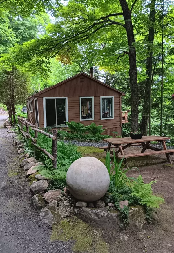 1060 Dewdrops LN, Haliburton, ON K0M 1M0