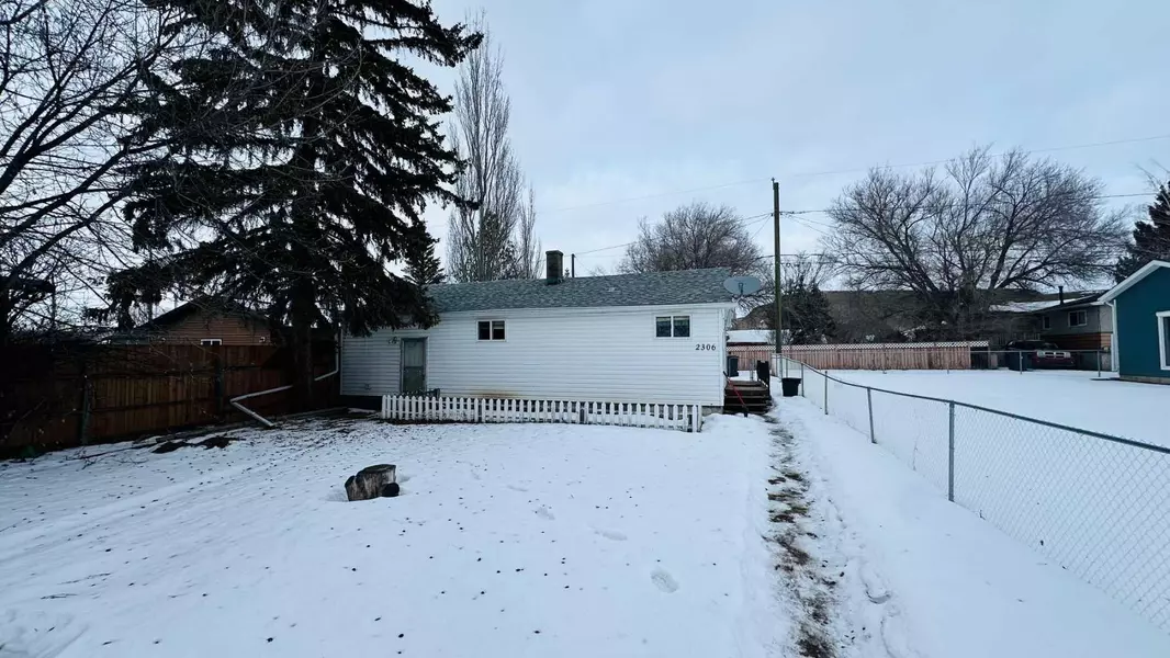 2306 North River Drive North, Drumheller, AB T0J 0Y1