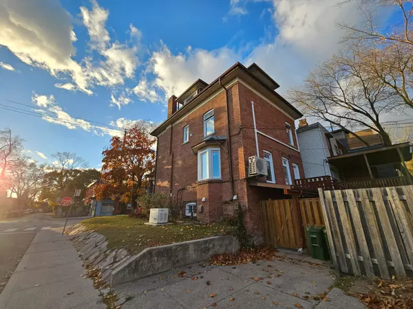 Toronto E01, ON M4K 3P9,469 Pape AVE