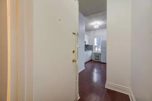 Toronto E01, ON M4L 2R8,306 Greenwood AVE #3