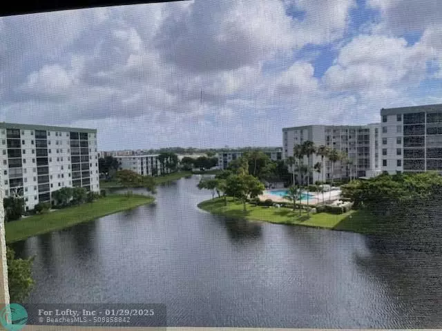 Pompano Beach, FL 33069,2309 S Cypress Bend Dr  #714