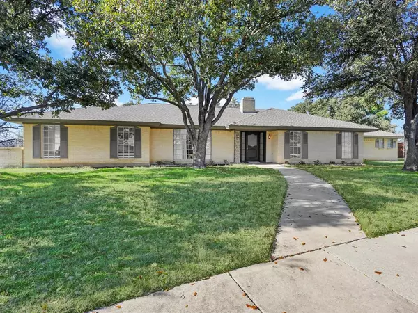 1704 Chisholm Trail, Pantego, TX 76013