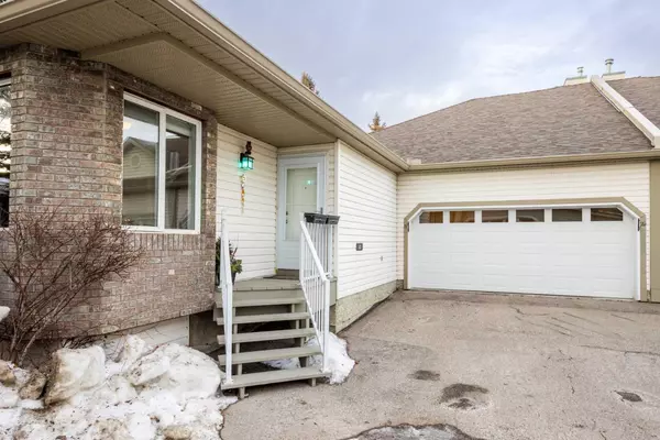 22 Mt Douglas Villas SE, Calgary, AB T2Z 3R5