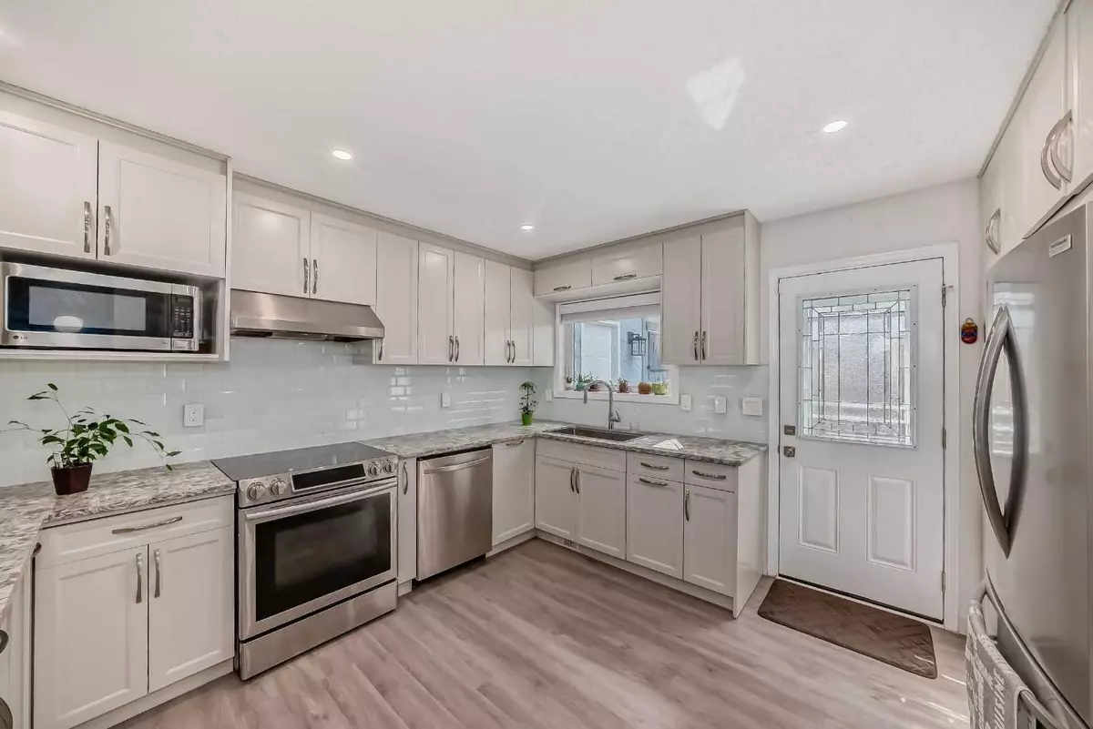 Calgary, AB T3K 3B1,23 Sanderling Rise NW