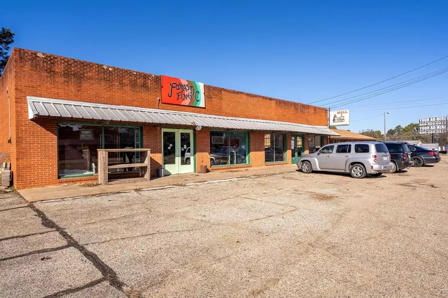 128 S MAIN Highway, Lone Star, TX 75658