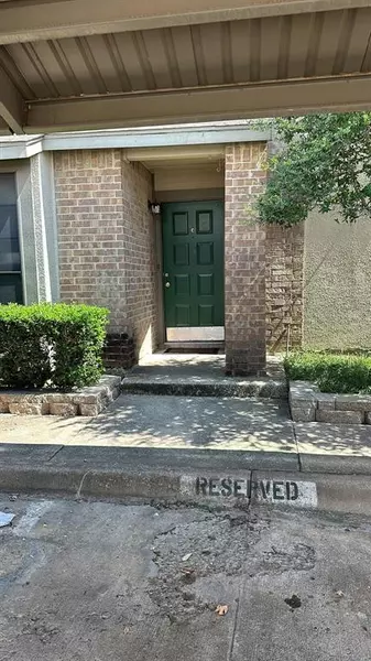 322 W Harwood Road #C, Hurst, TX 76054