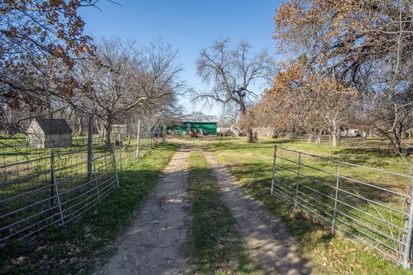 334 Briar Oaks Drive, Azle, TX 76020