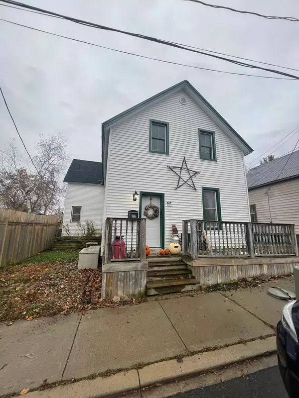 12 Herriott ST W, Lanark, ON K7C 2A5