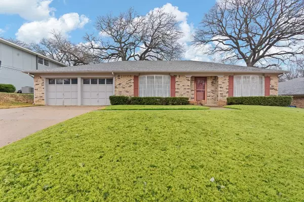 121 Rosamond Street, Burleson, TX 76028