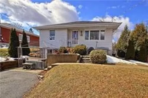 276 Maple ST, Newmarket, ON L3Y 3K2