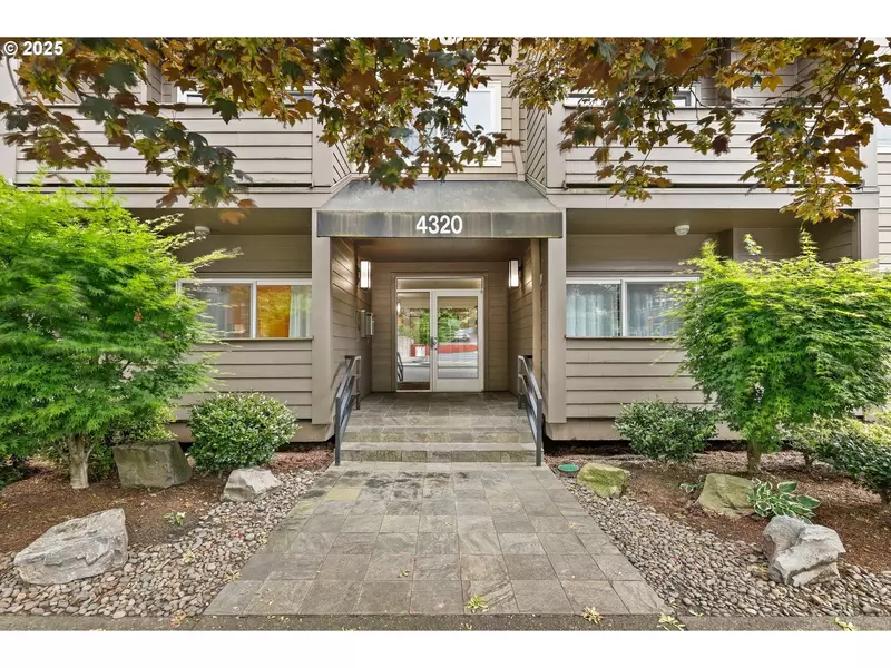 4320 S CORBETT AVE #102, Portland, OR 97239