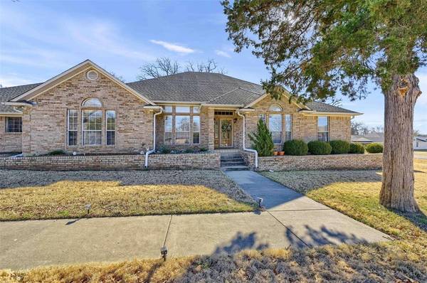 700 Kiowa Drive W, Lake Kiowa, TX 76240