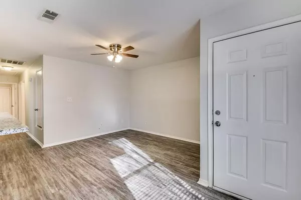 Burleson, TX 76028,321 N Field Street #323