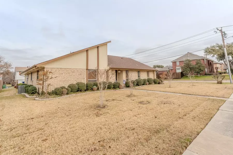 2627 Fallcreek Drive, Carrollton, TX 75006