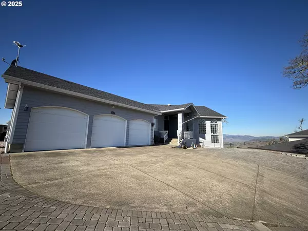 Roseburg, OR 97471,367 RIDGECREST DR