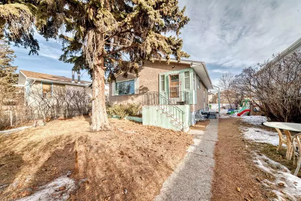 Calgary, AB T3B 2M1,4324 73 ST Northwest