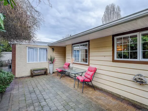 Sidney, BC V8L 4G3,10023 Buddleia Pl