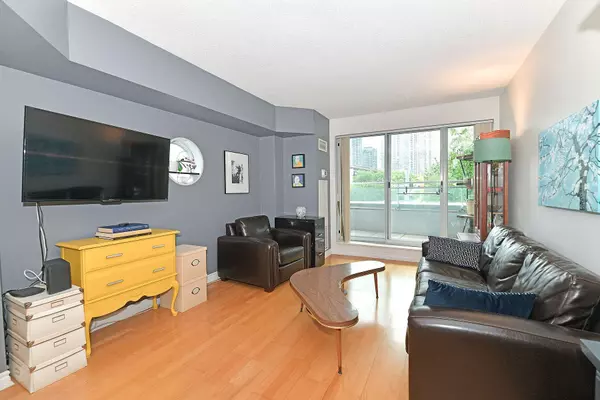 Toronto, ON M5V 3M3,600 Queens Quay W #203